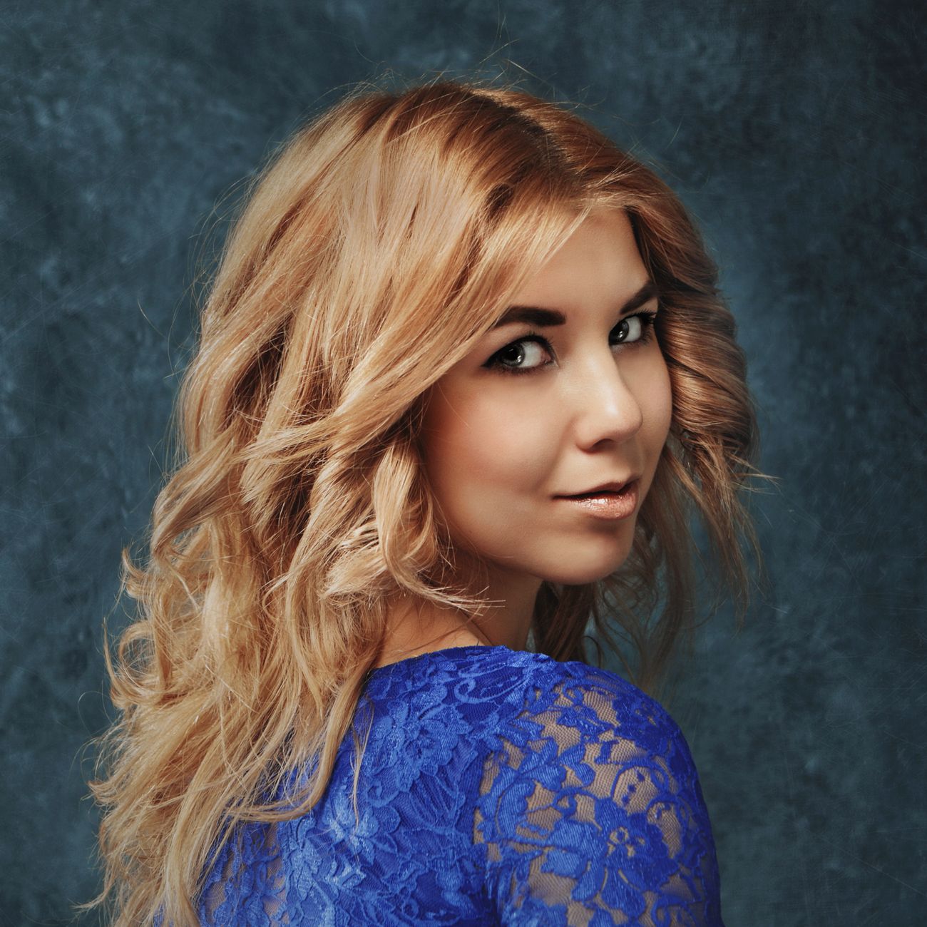 Lange Haare mit warmem Balayage-Verlauf
