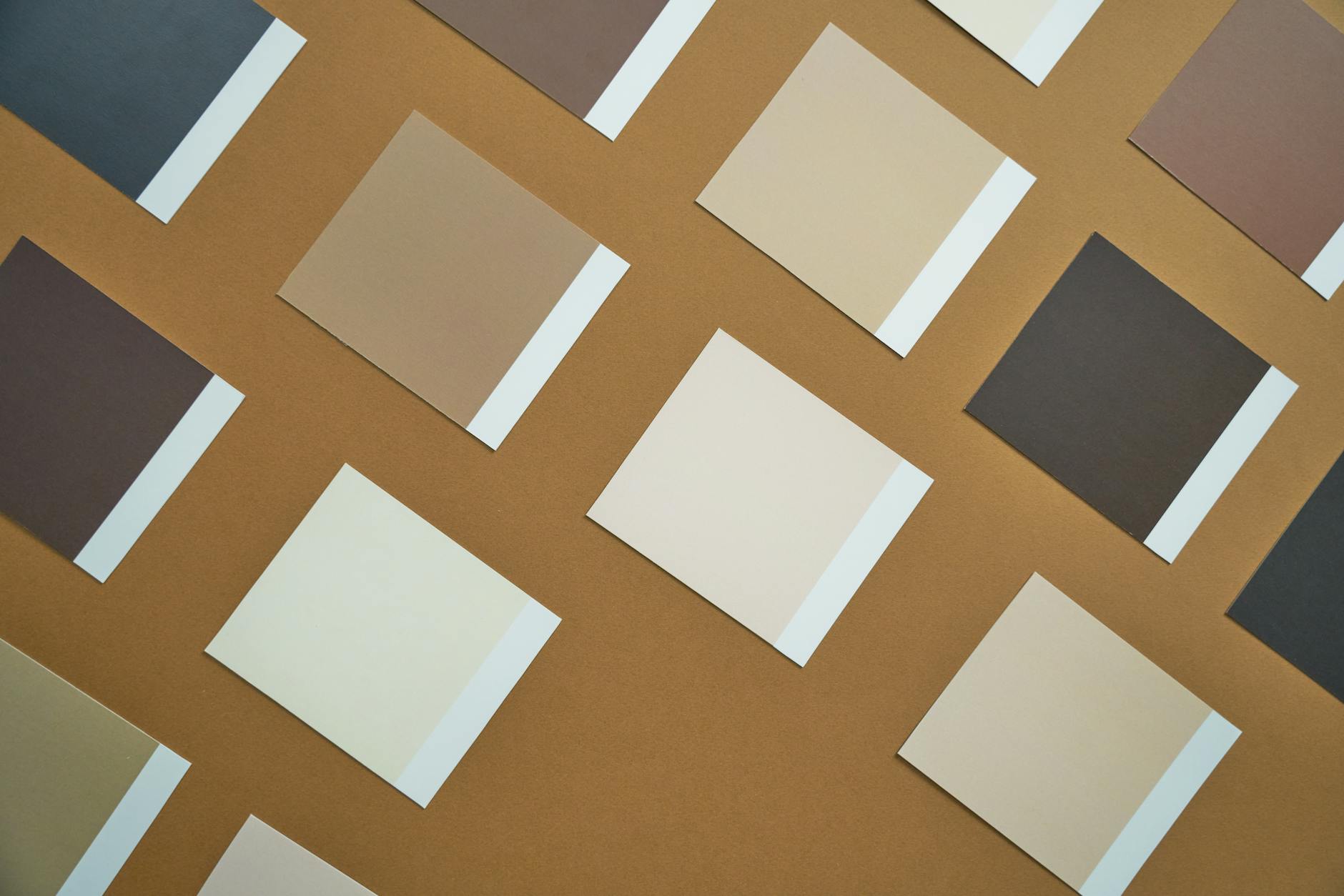 Farbpalette und Papier