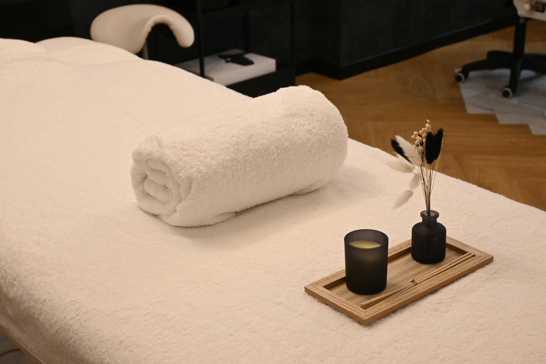Sanft beleuchteter Behandlungsraum mit Pflanzen und warmen Erdtönen im Maison Florelle