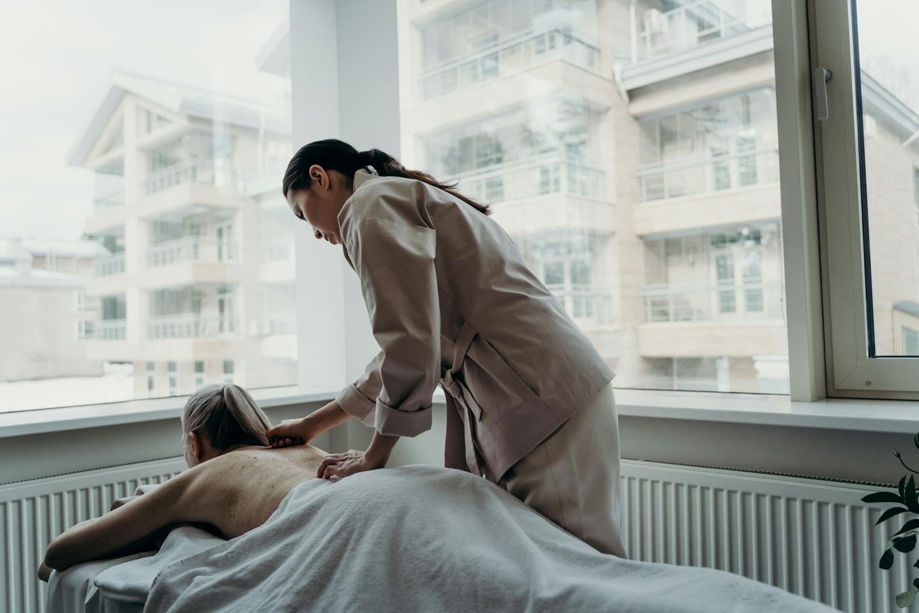 Entspannende Rückenmassage in warmem Licht