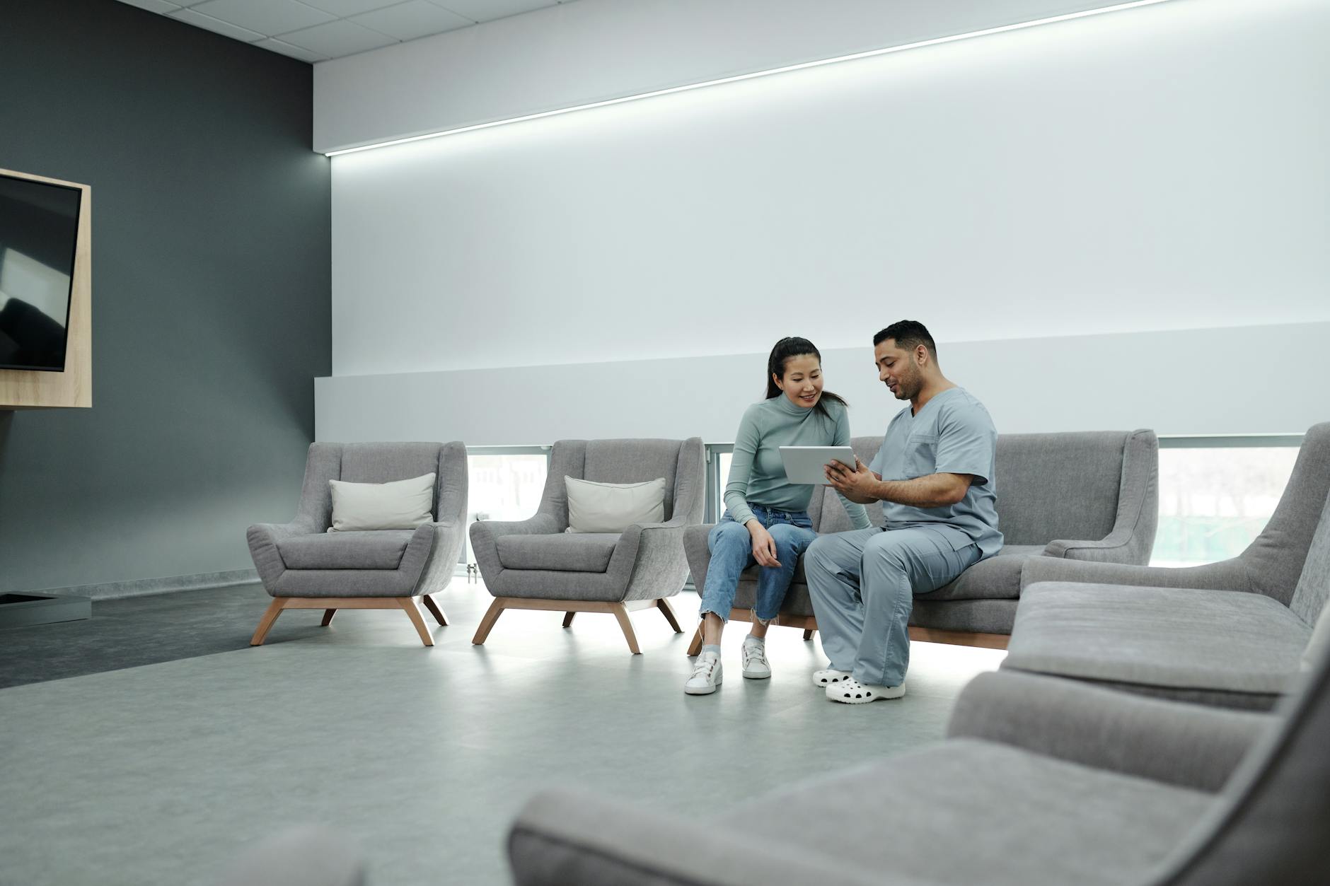 Warmes, einladendes Wartezimmer einer Hausarztpraxis mit natürlichem Licht