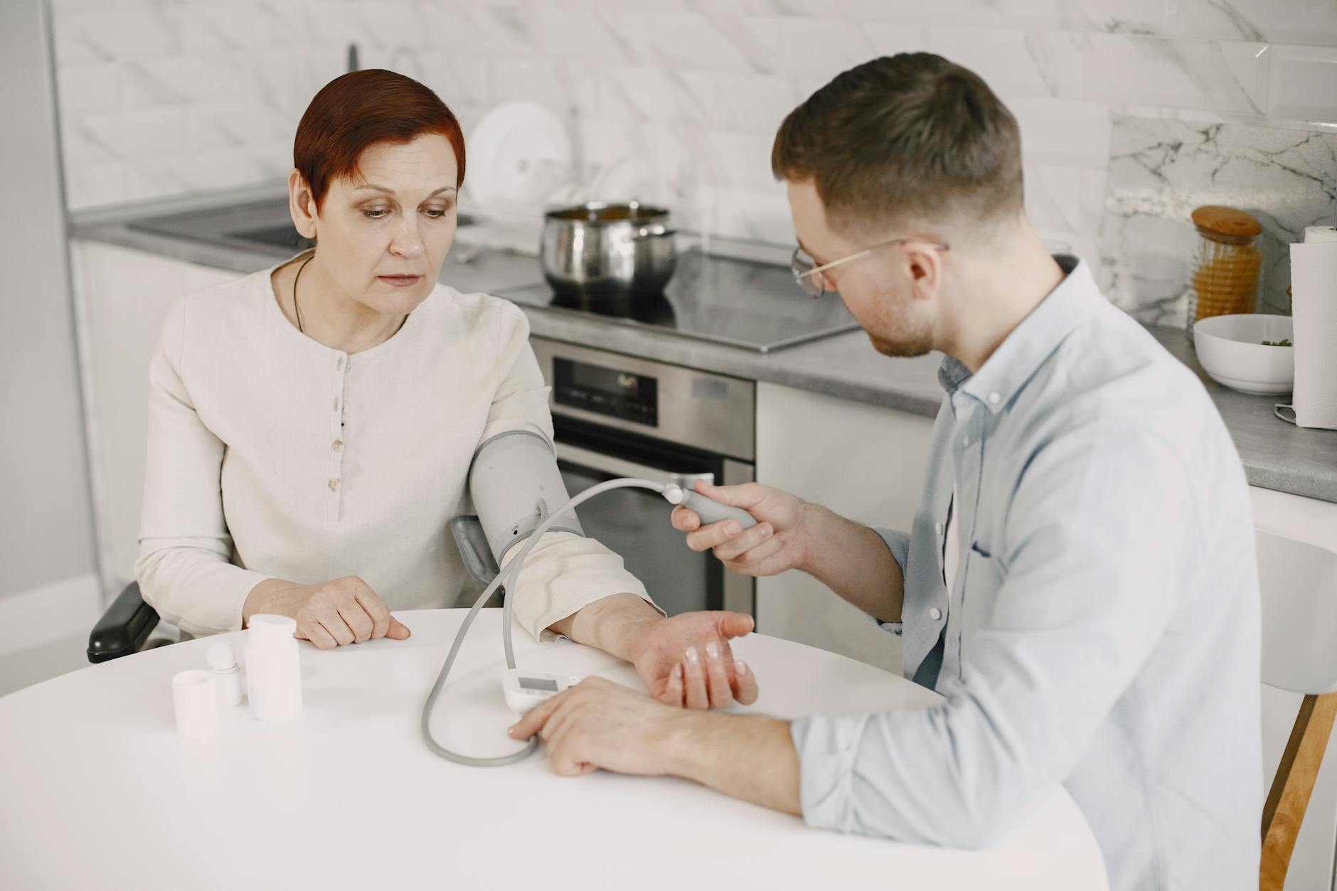 Arzt im Hausbesuch bei einer älteren Patientin