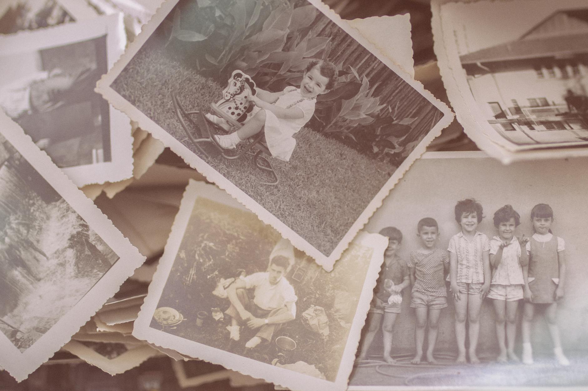 Notizen, Fotografien und Unterlagen aus dem Archiv eines Maklerbüros