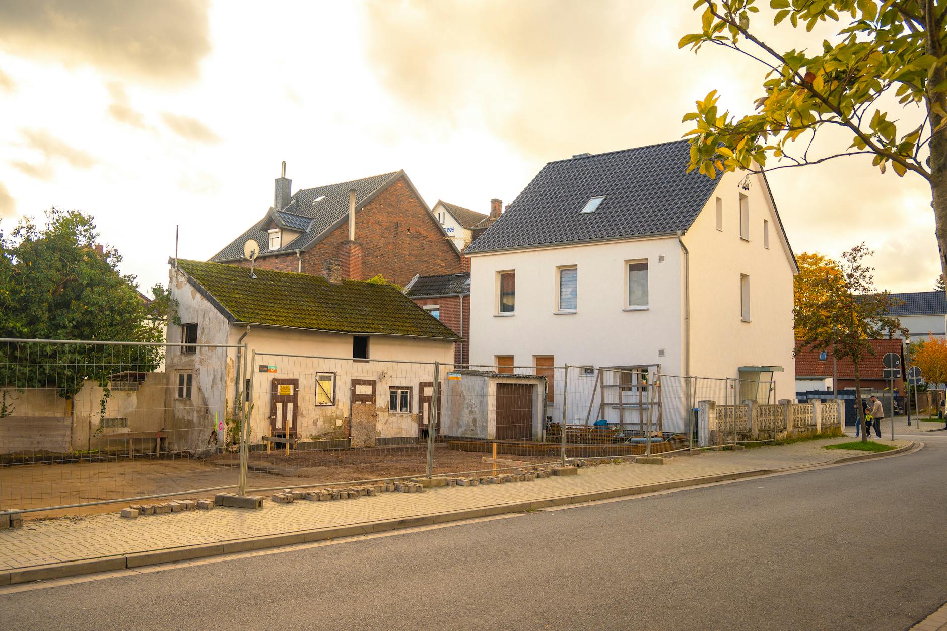 Klassizistische Hausfassade mit alten Bäumen, lokaler Westen