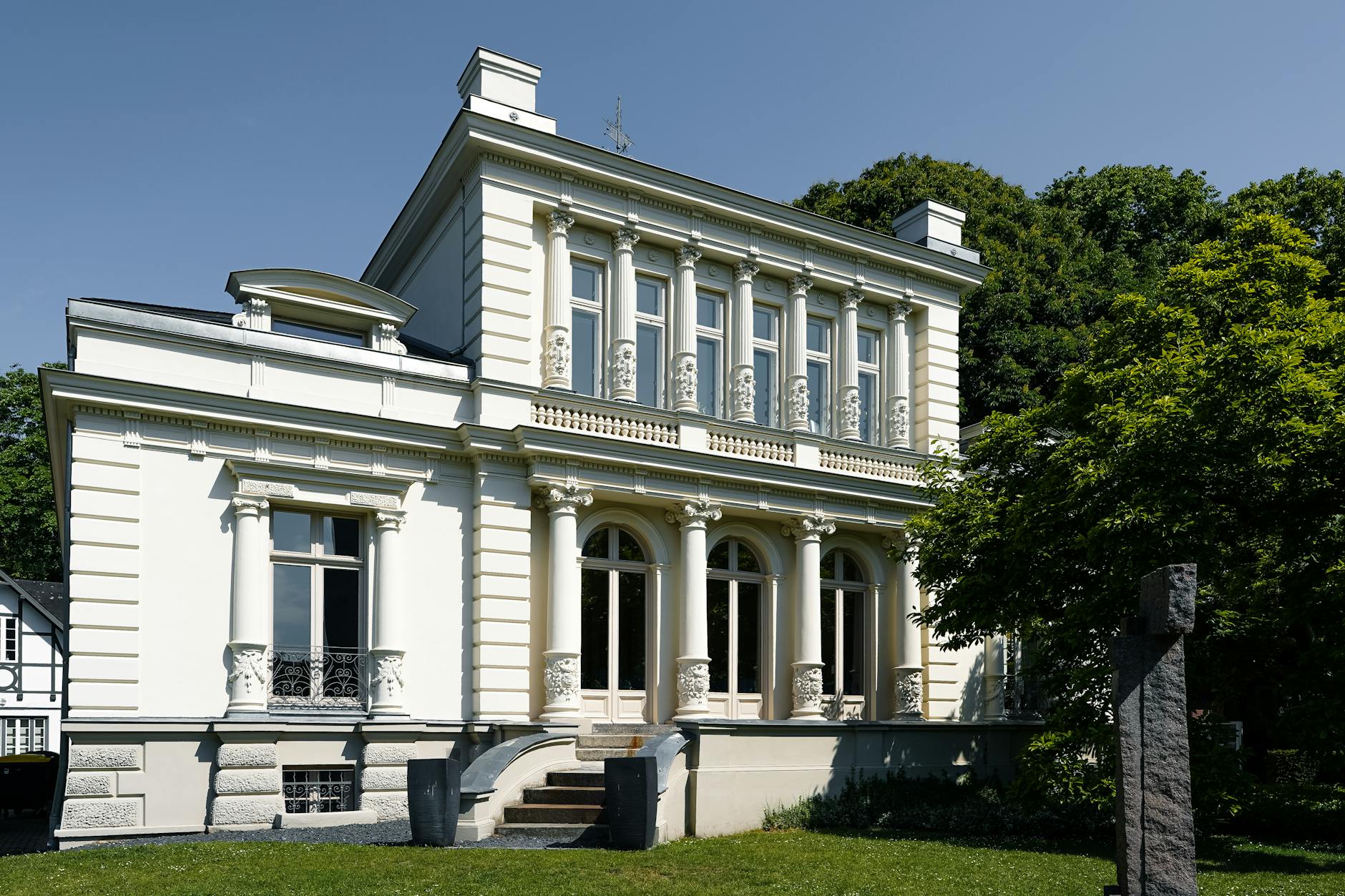 lokaler Stadtansicht mit Alster und klassizistischen Stadthäusern
