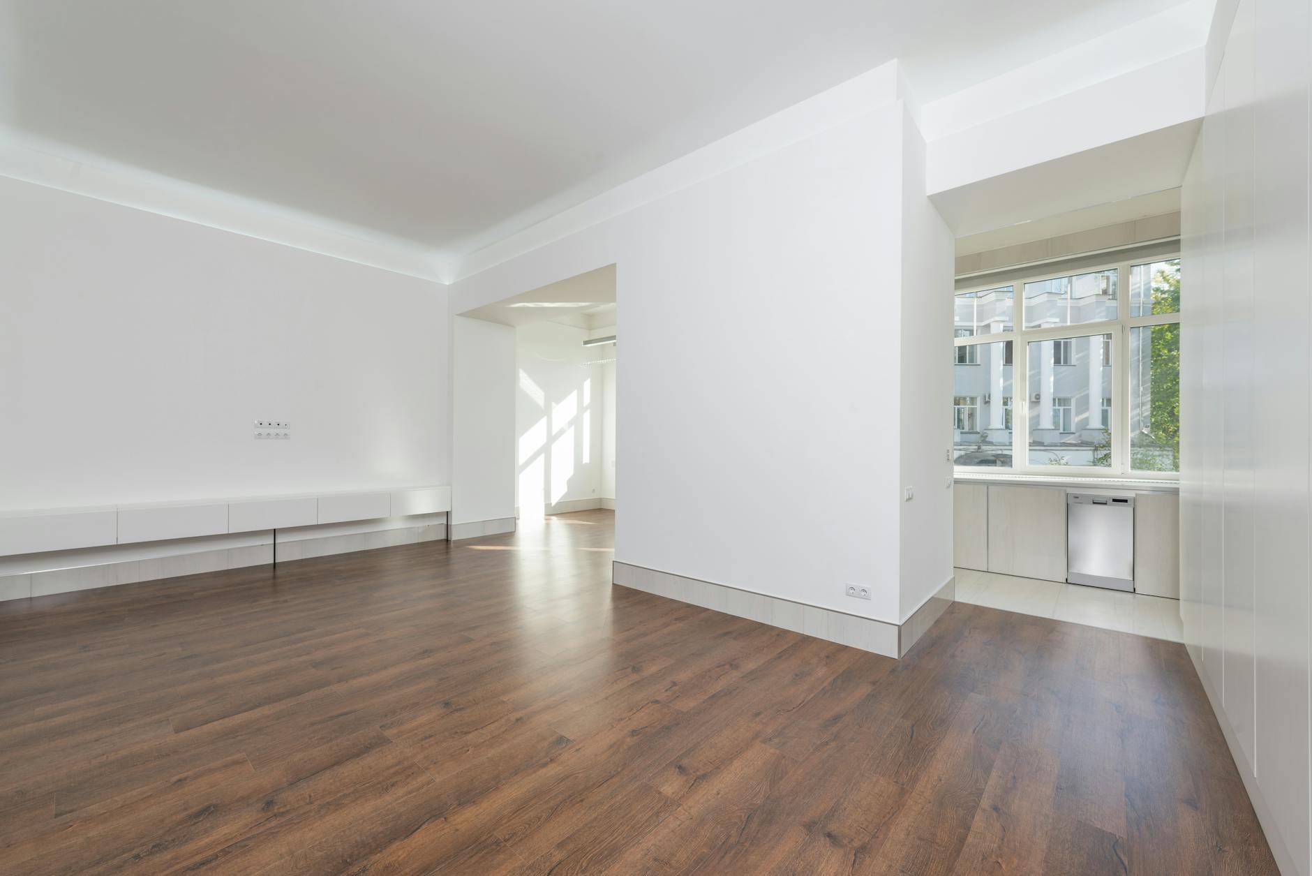 Heller Wohnraum mit großer Fensterfront und Holzdielen