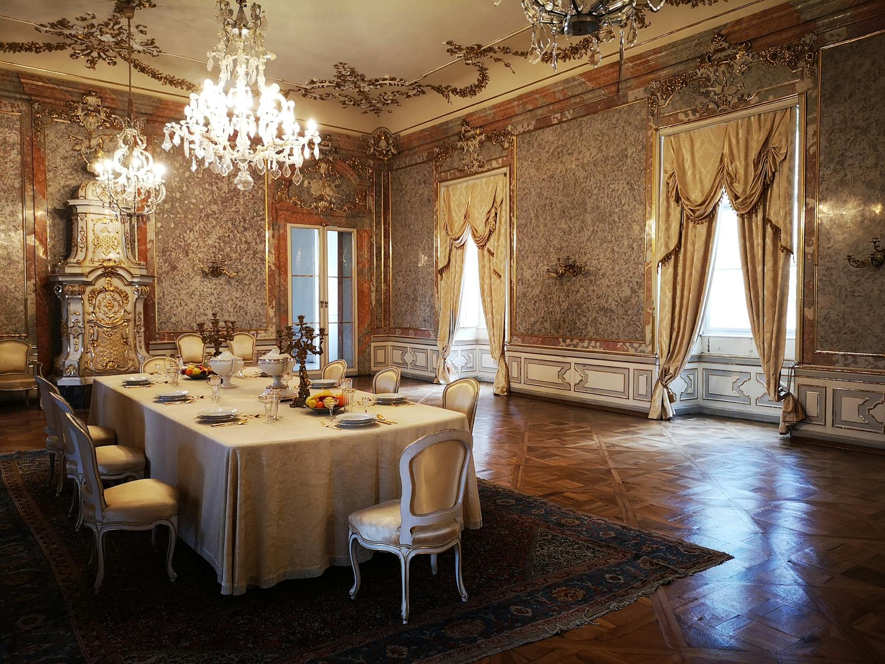 Stadthaus mit Esszimmer und Kronleuchter, Rotherbaum