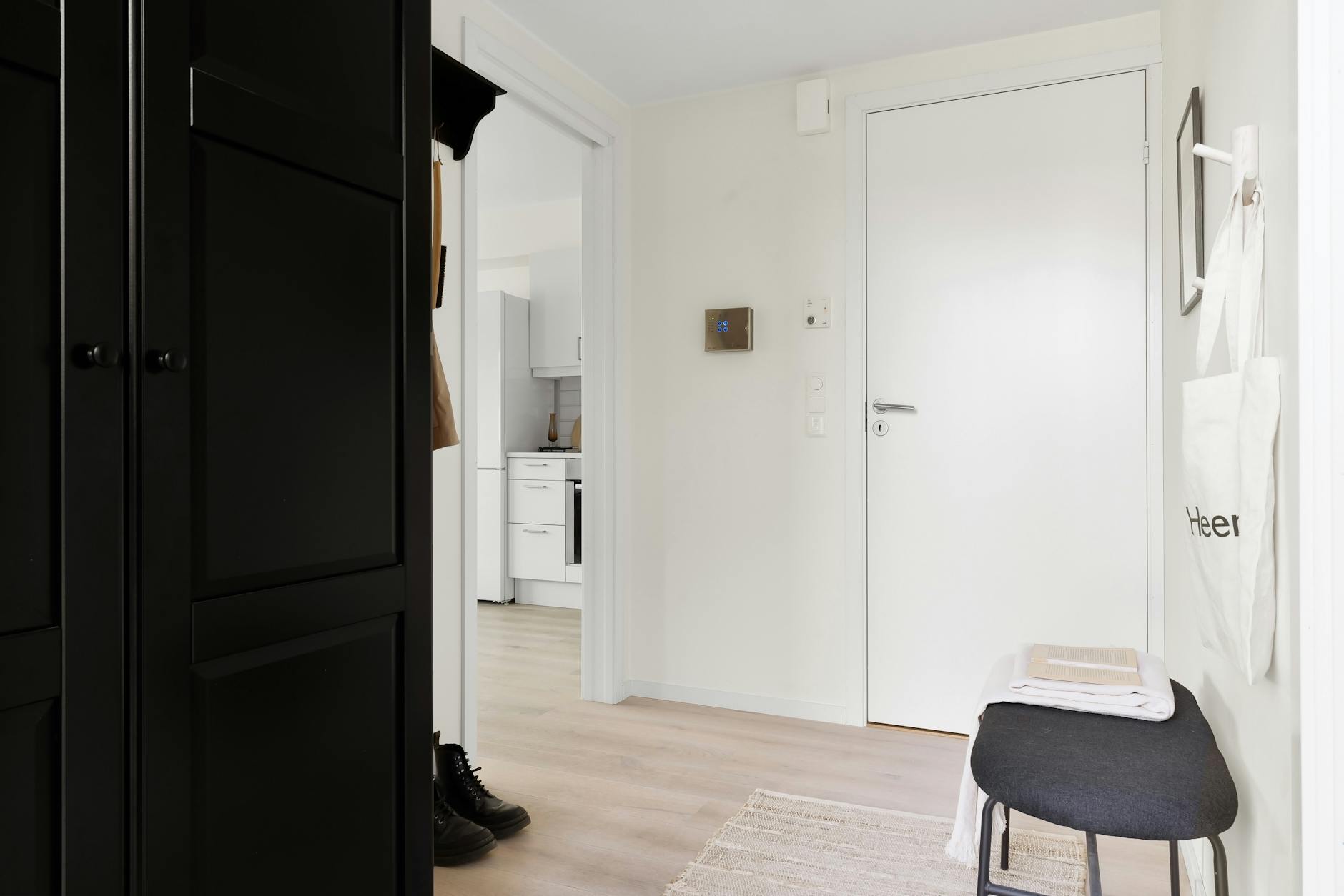 Heller, minimaler Loft-Wohnraum mit großen Fenstern