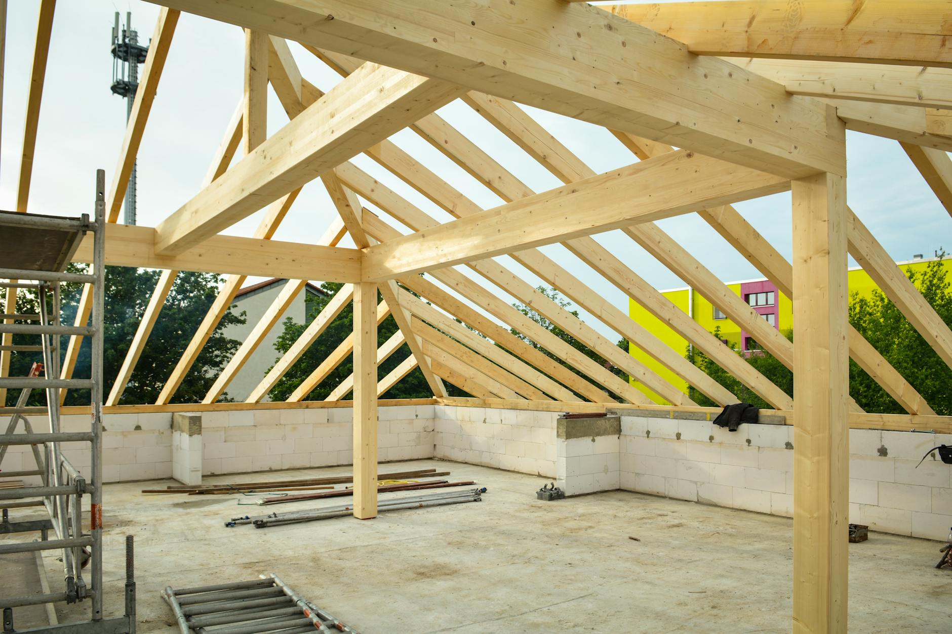 Großes Holz-Tragwerk im Bau, Lichtdurchflutete Halle
