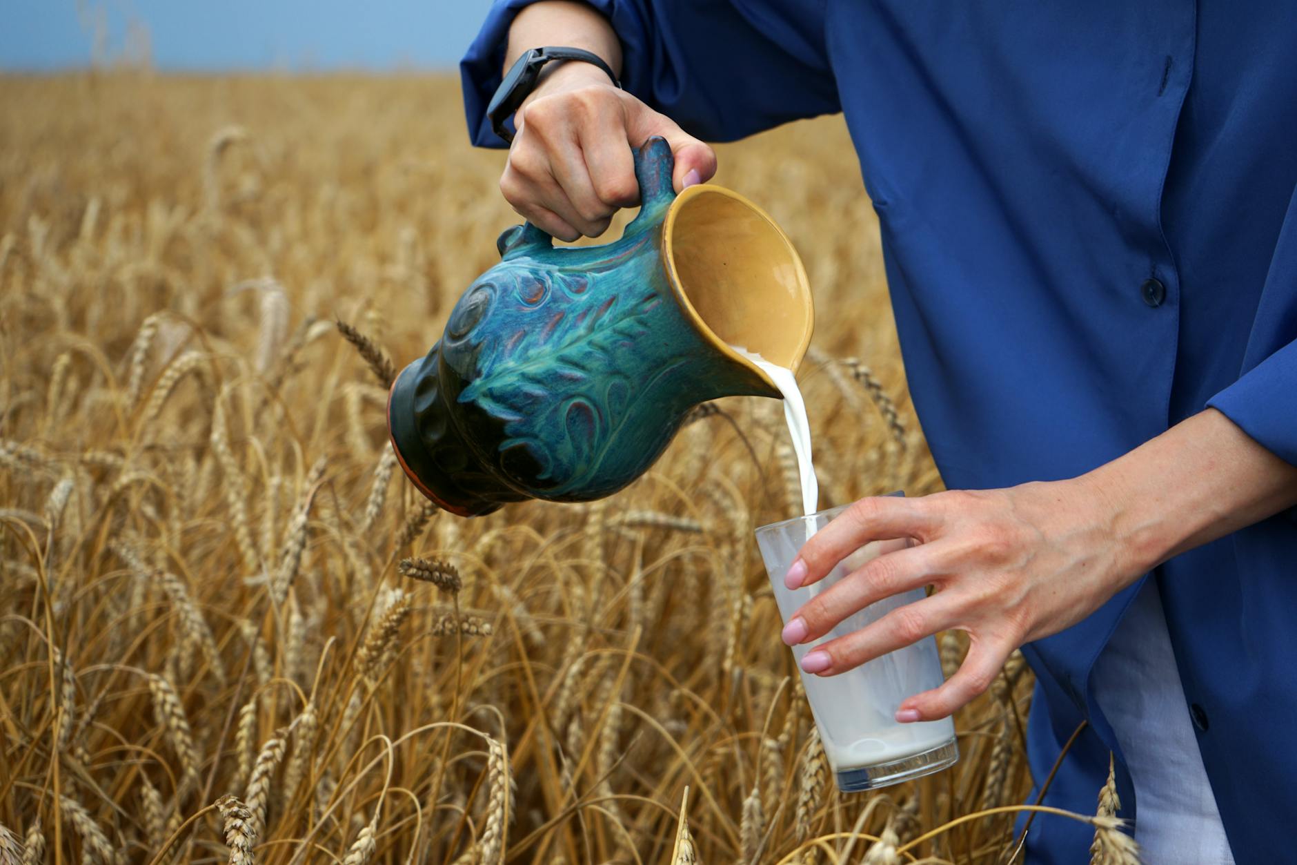 Milch wird in ein Glas gegossen