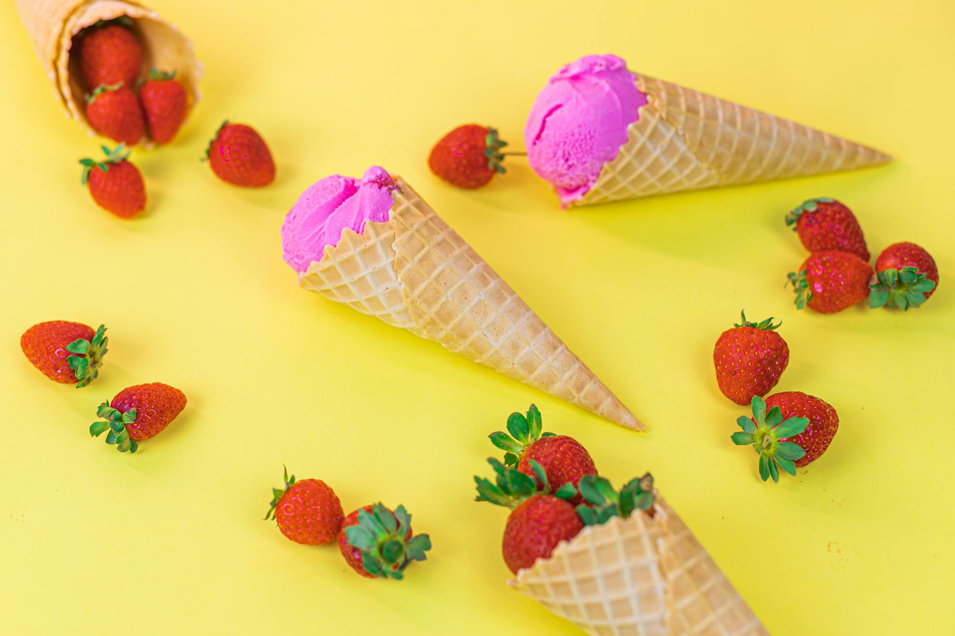 Erdbeer-Eis mit frischen Erdbeeren