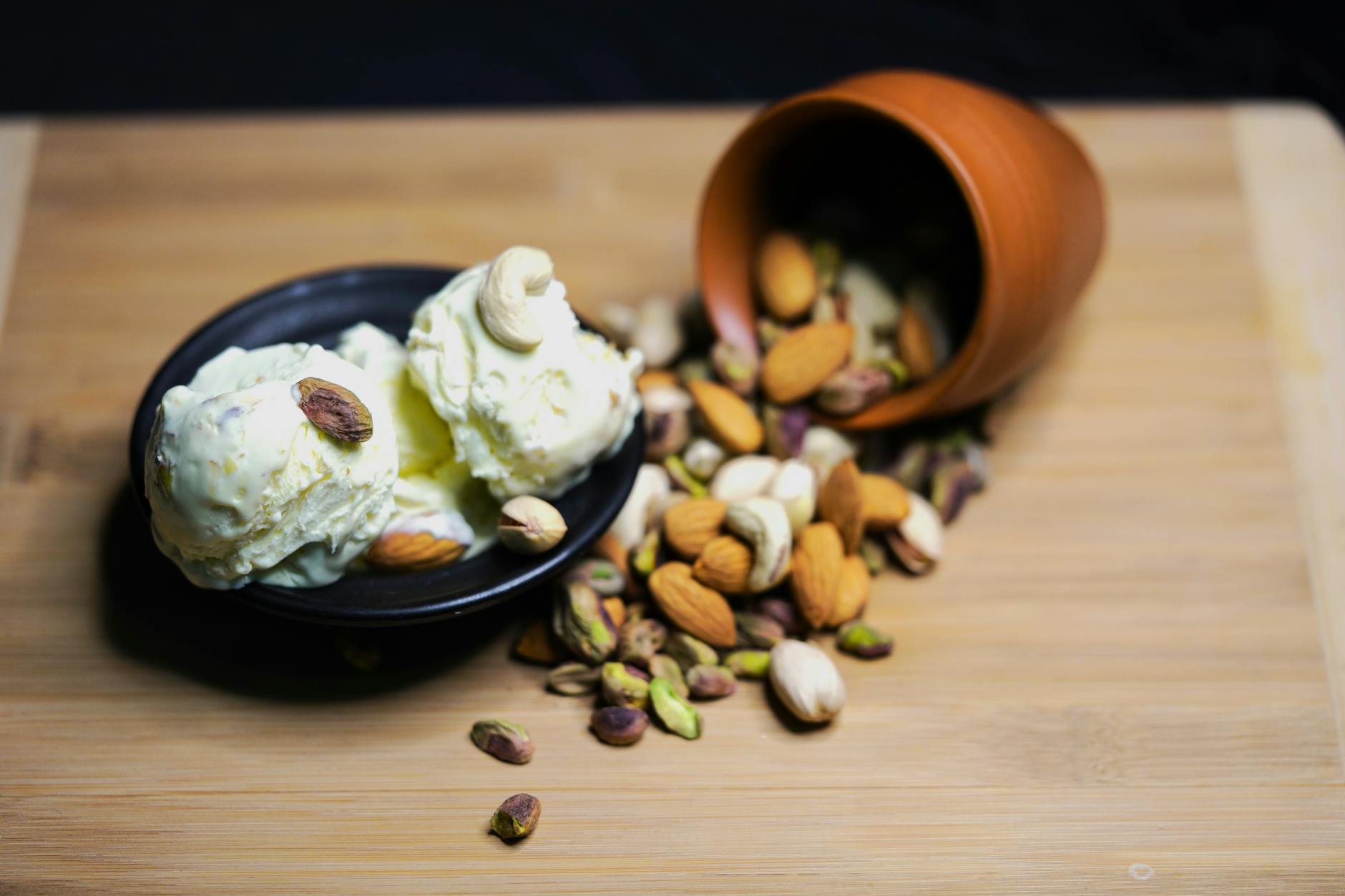 Pistazien-Eis mit Nüssen