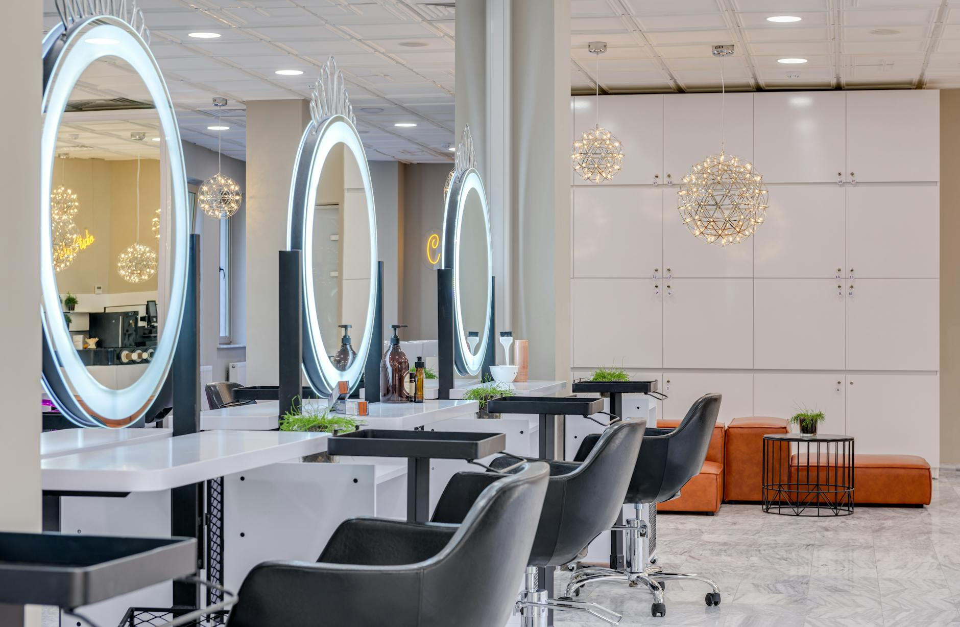 Detail im Salon: Stuhl und Spiegel