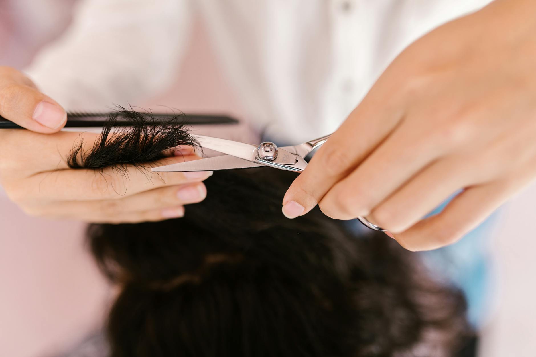 Haarschnitt mit der Schere in Großaufnahme