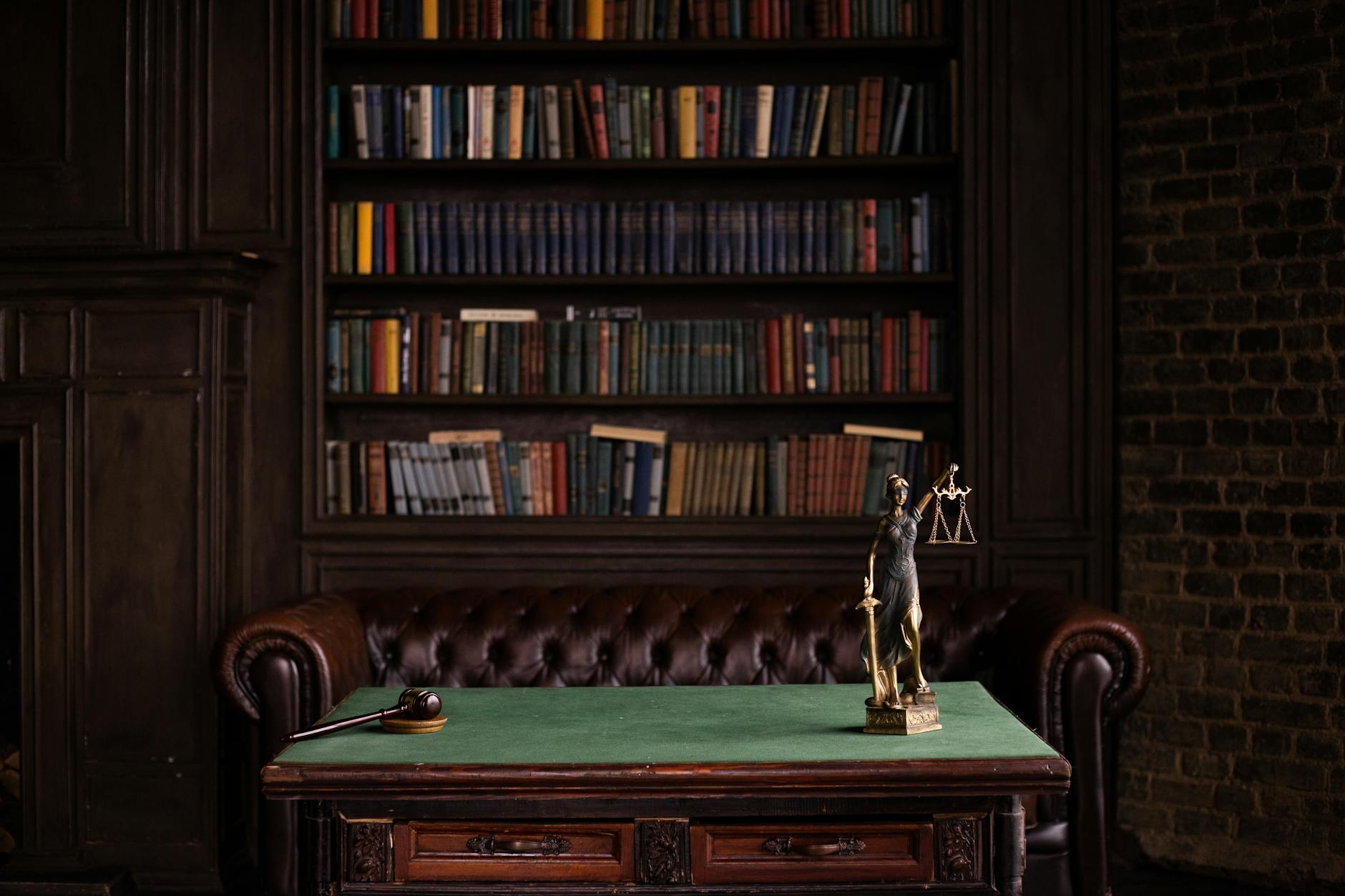 Bücherregal mit juristischer Fachliteratur