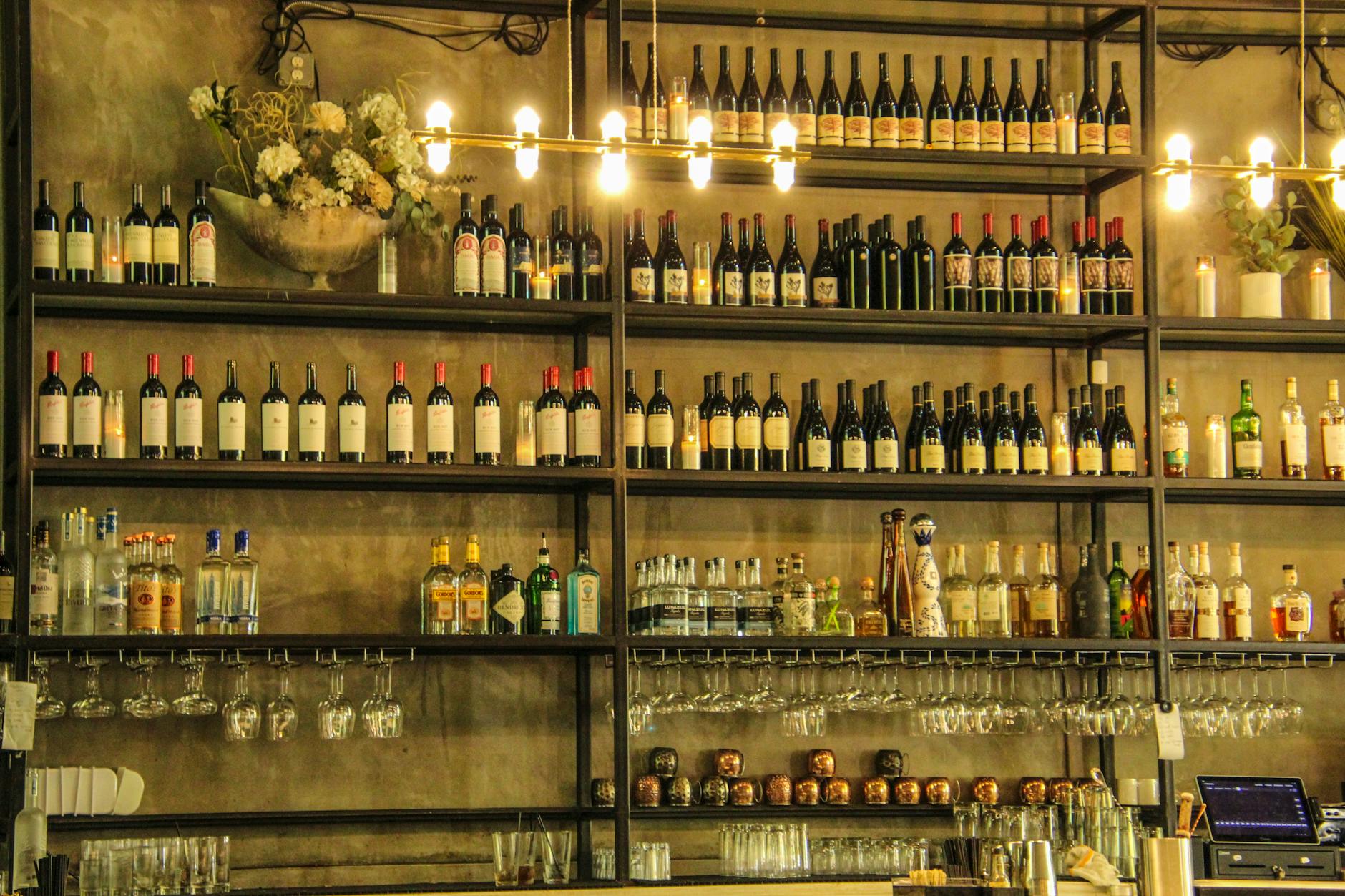 Bar-Atmosphäre mit Kerzenlicht und Weinflaschen
