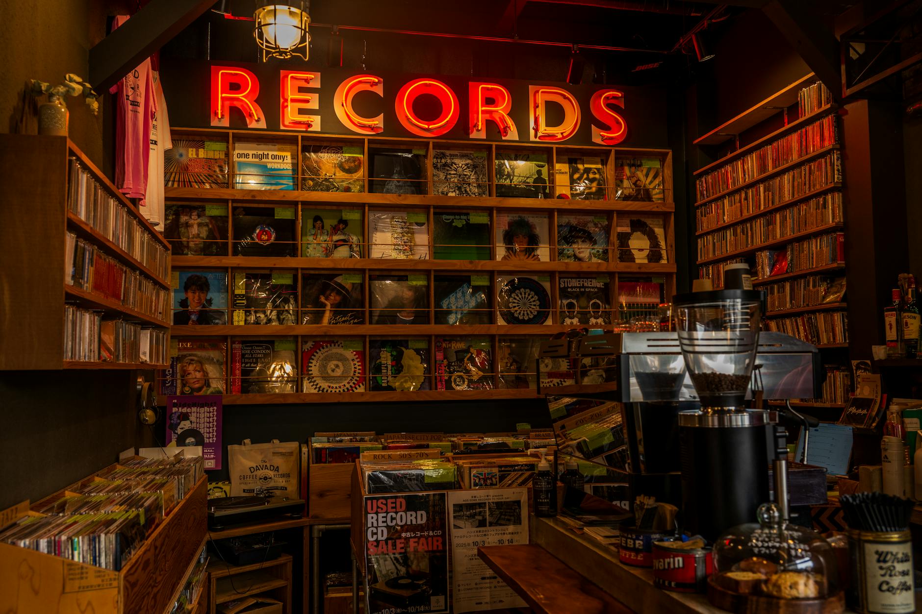 Schallplatten in den Regalen des Tonarm-Ladens