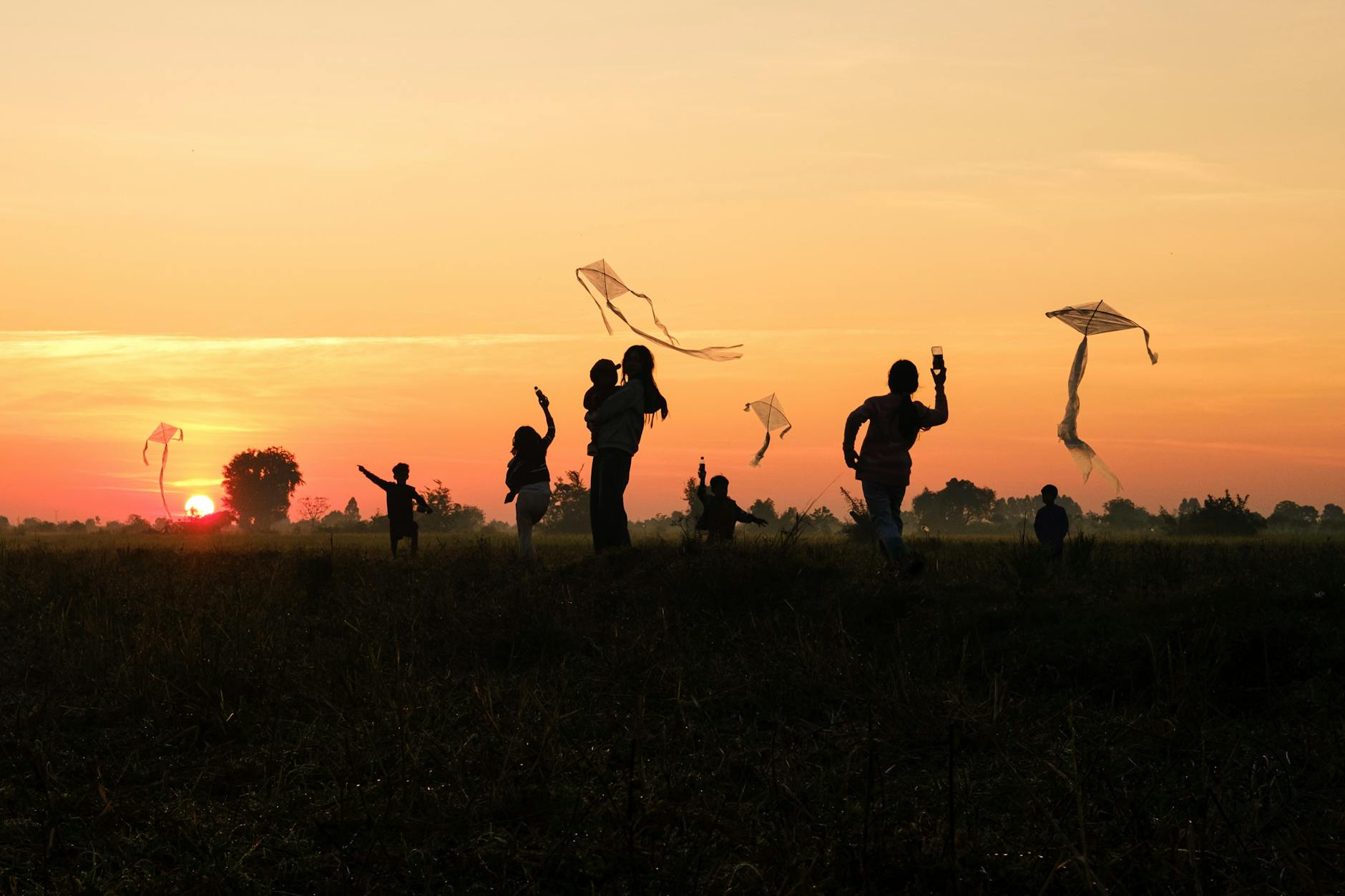 Kinder im Abendlicht auf einem Feld