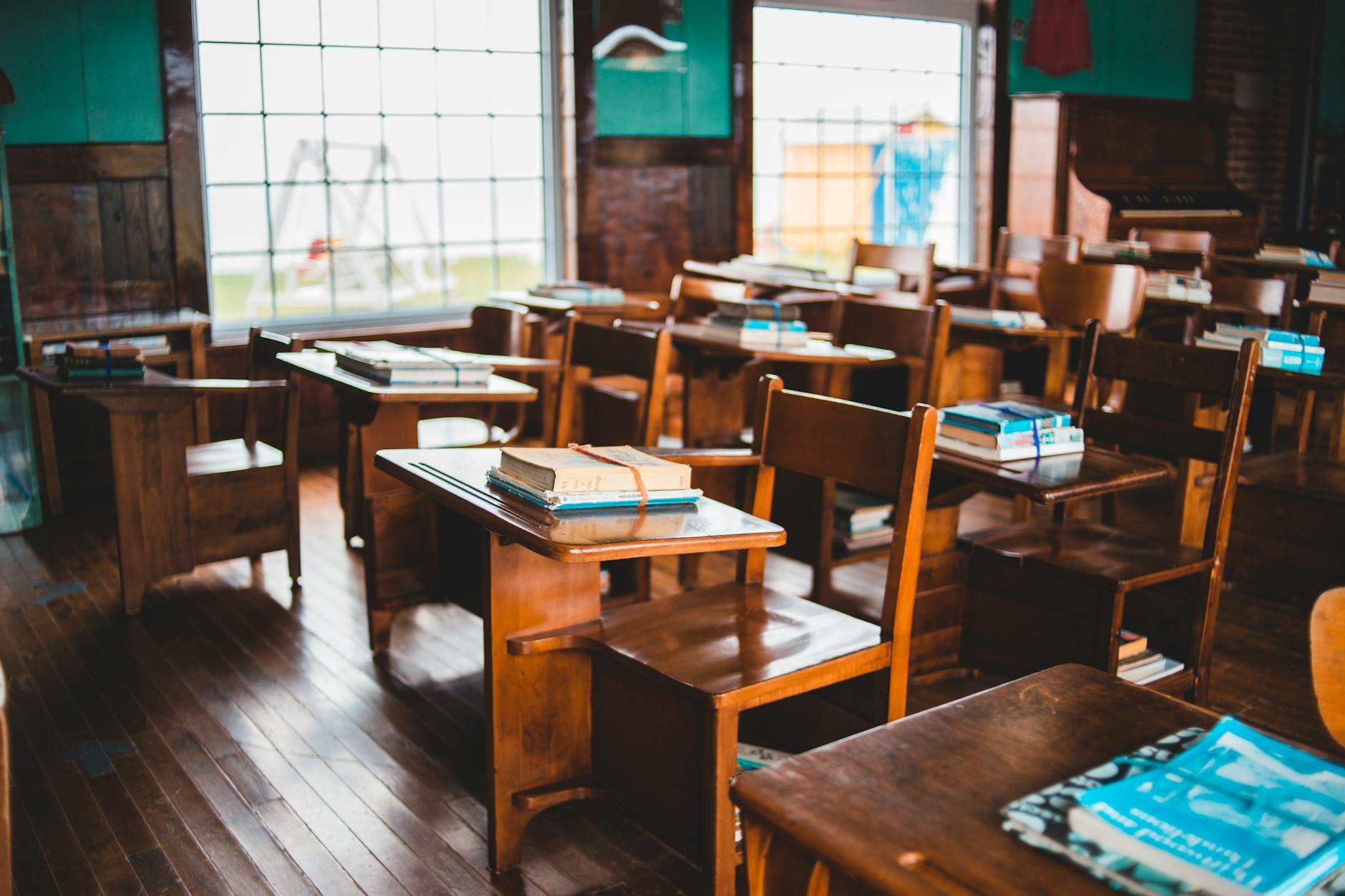 Klassenraum mit Holzmöbeln und Naturmaterialien