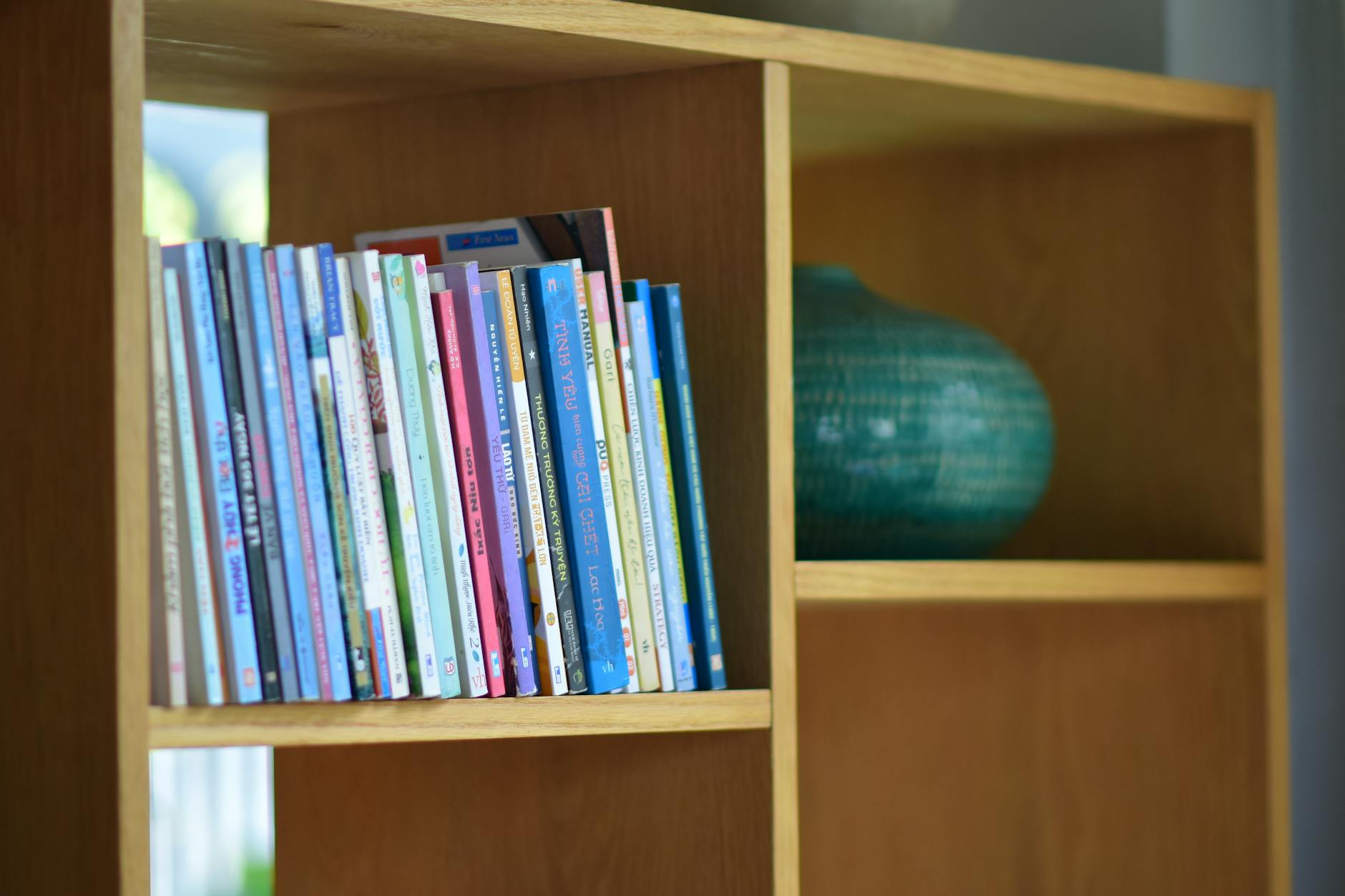 Bibliothek mit Holzregalen