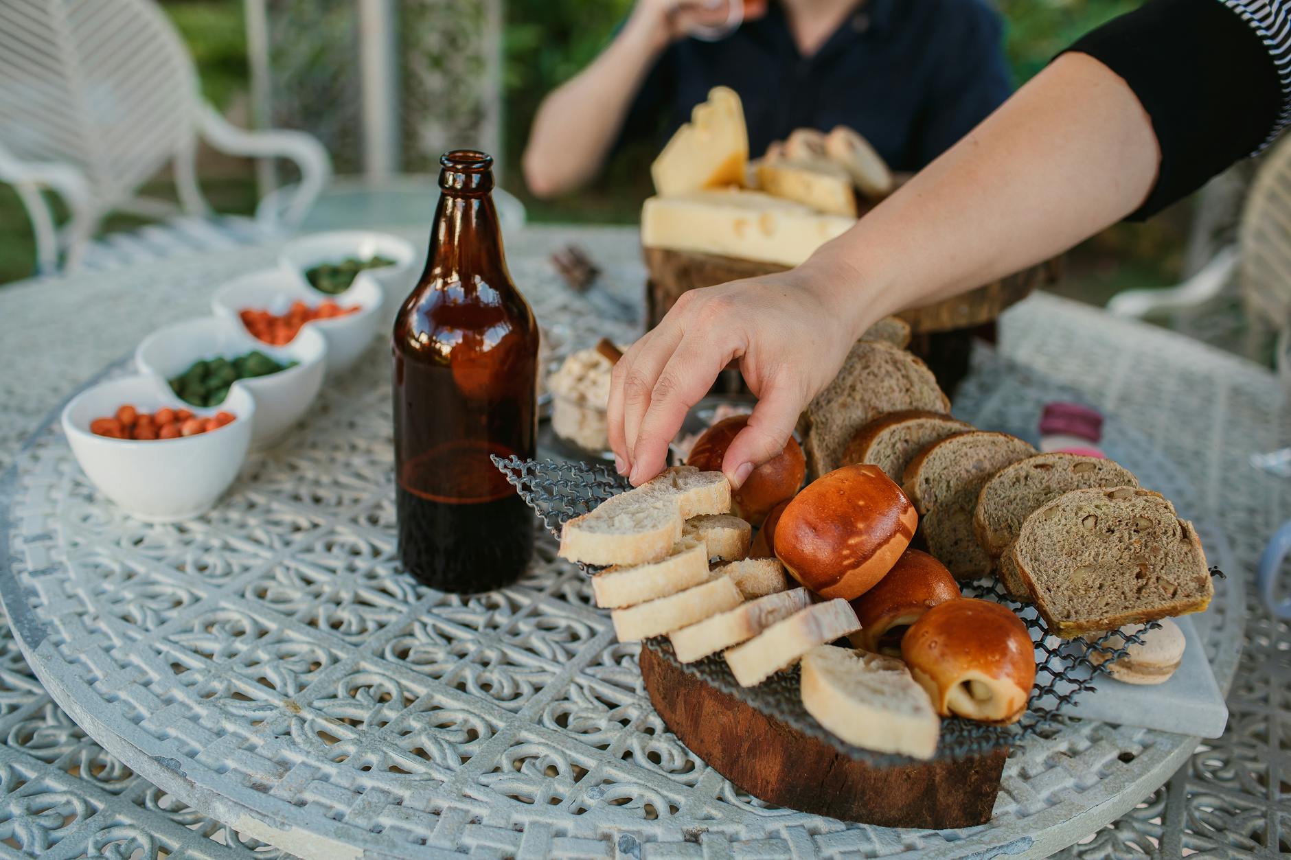 Gedeckter Holztisch mit Schüsseln, Brot und Teller