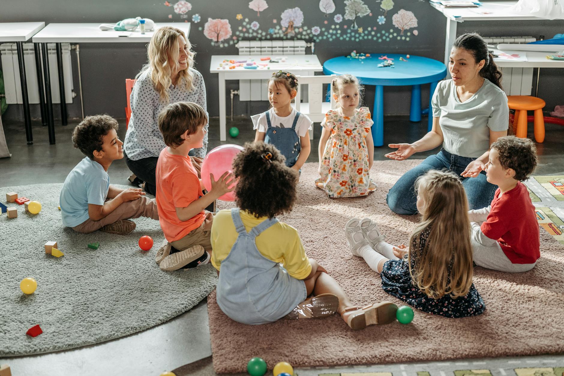 Kinder beim Morgenkreis im Lernraum