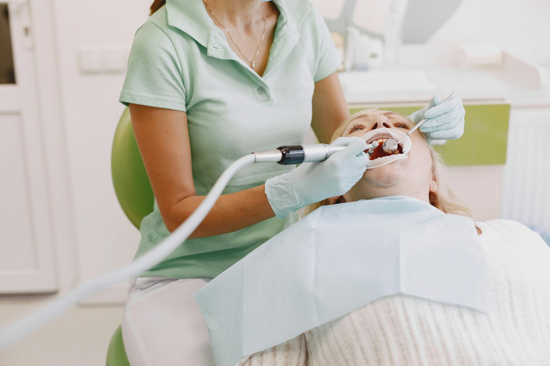 Professionelle Zahnreinigung durch Dentalhygienikerin
